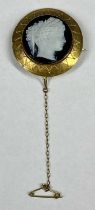 VICTORIAN UNMARKED CIRCULAR GOLD BROOCH central cameo portrait, with safety chain, 35mms (diam.)