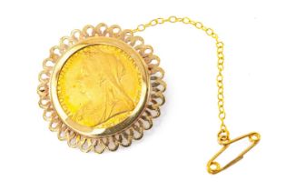 VICTORIAN GOLD SOVEREIGN, 1899, Veiled head, in 9ct gold pierced brooch mount, with safety pin, 10.
