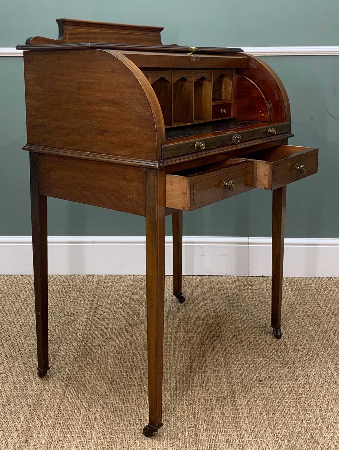 EDWARDIAN MAHOGANY CYLINDER BUREAU DE DAME, rolling front enclosing fittted interior with pull-out - Image 3 of 8