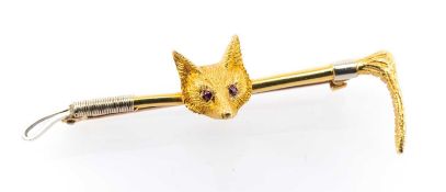 HUNTING INTEREST, 9ct gold fox mask and riding crop bar brooch, the fox mask with ruby eyes, 5.