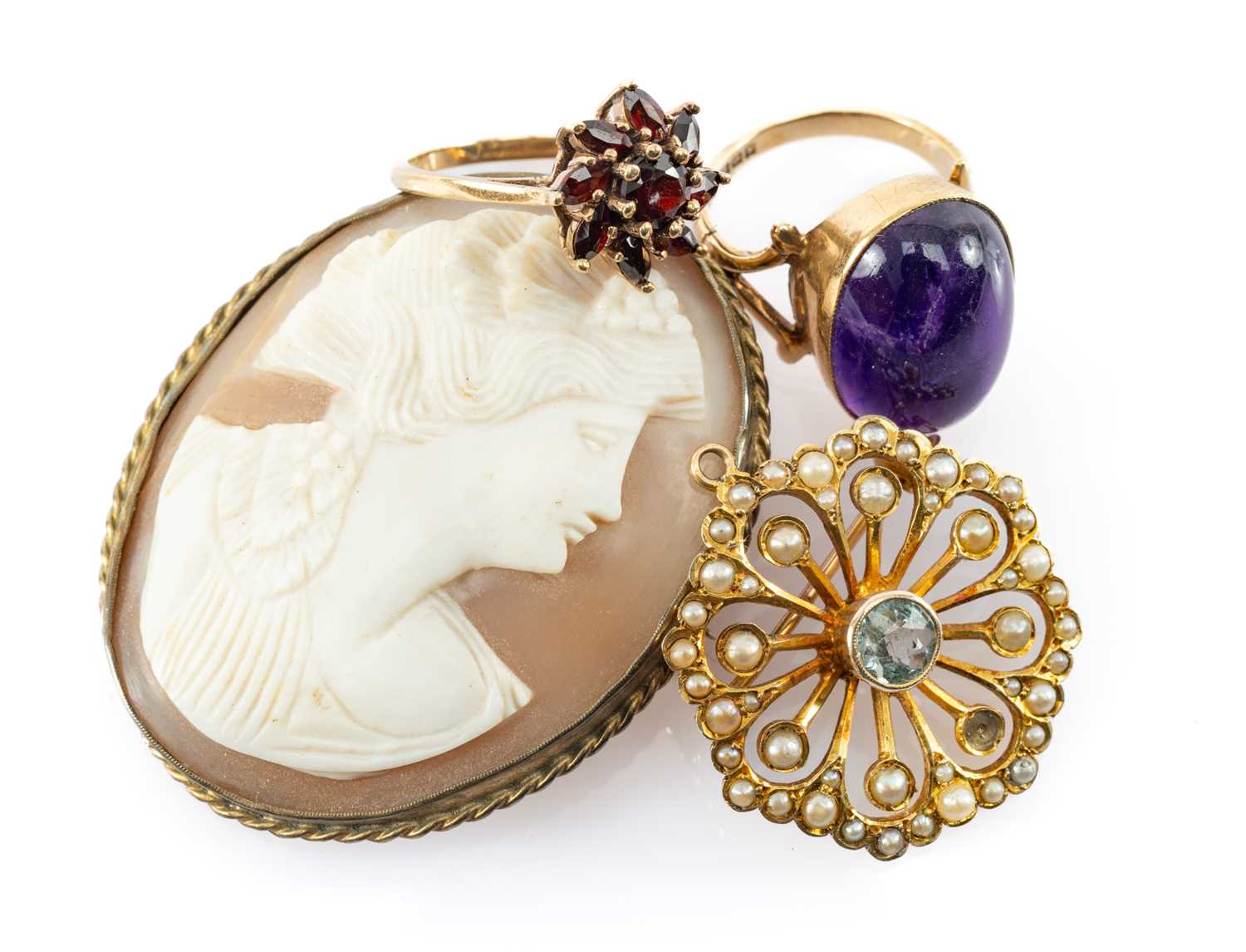 GROUP OF JEWELLERY comprising 9ct gold seed pearl pendant brooch, cameo brooch, 9ct gold amethyst