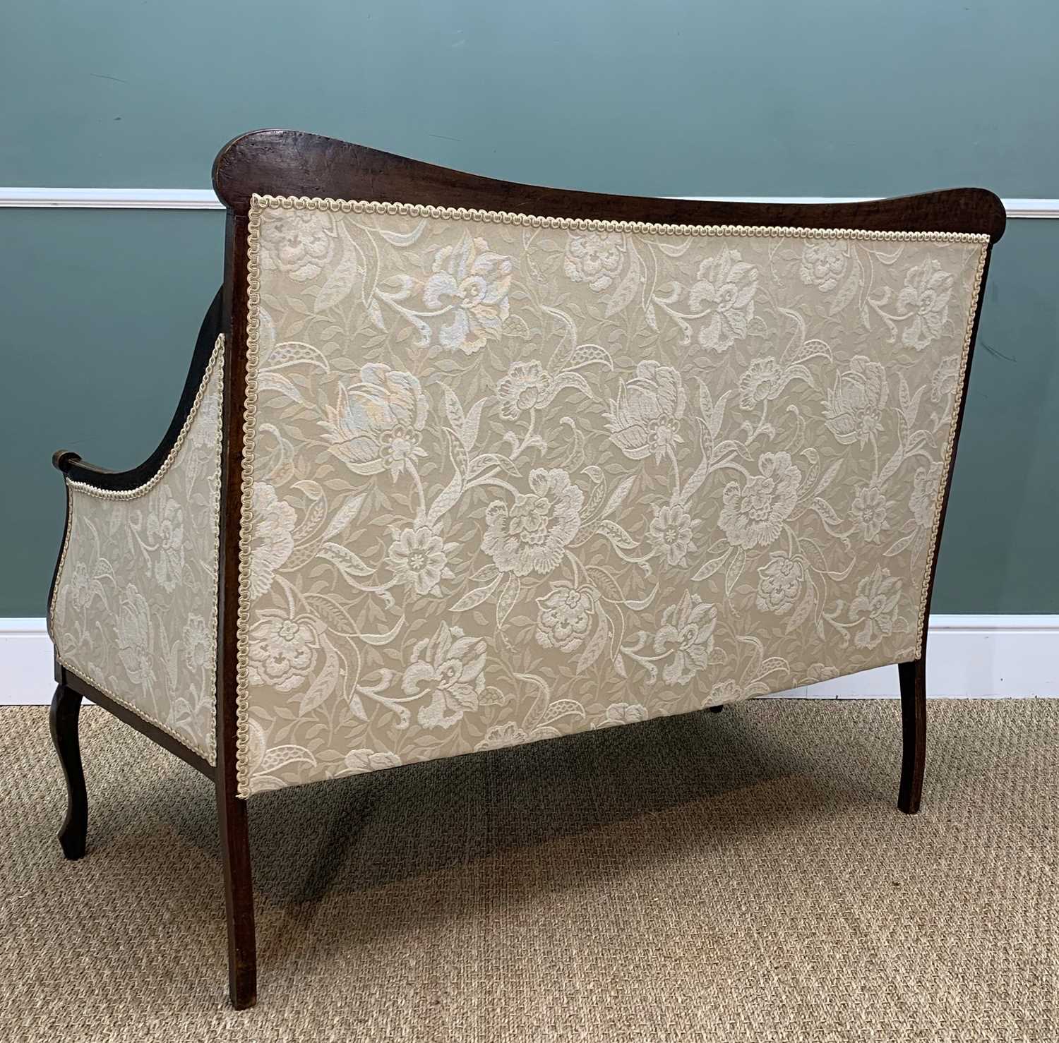 EDWARDIAN MAHOGANY SALON SETTEE, damask upholsery, shaped back with inlaid detail to frame, raised - Image 3 of 8