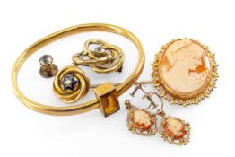 GROUP OF JEWELLERY comprising pair of 9ct gold cameo earrings, 9ct gold cameo brooch, yellow metal