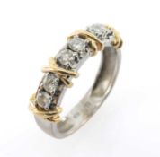 18CT WHITE GOLD DIAMOND RING, the six round brilliant cut diamonds divided by four yellow gold