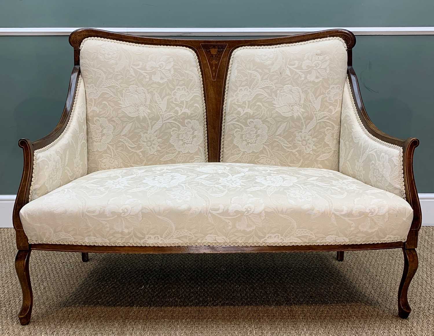 EDWARDIAN MAHOGANY SALON SETTEE, damask upholsery, shaped back with inlaid detail to frame, raised - Image 4 of 8