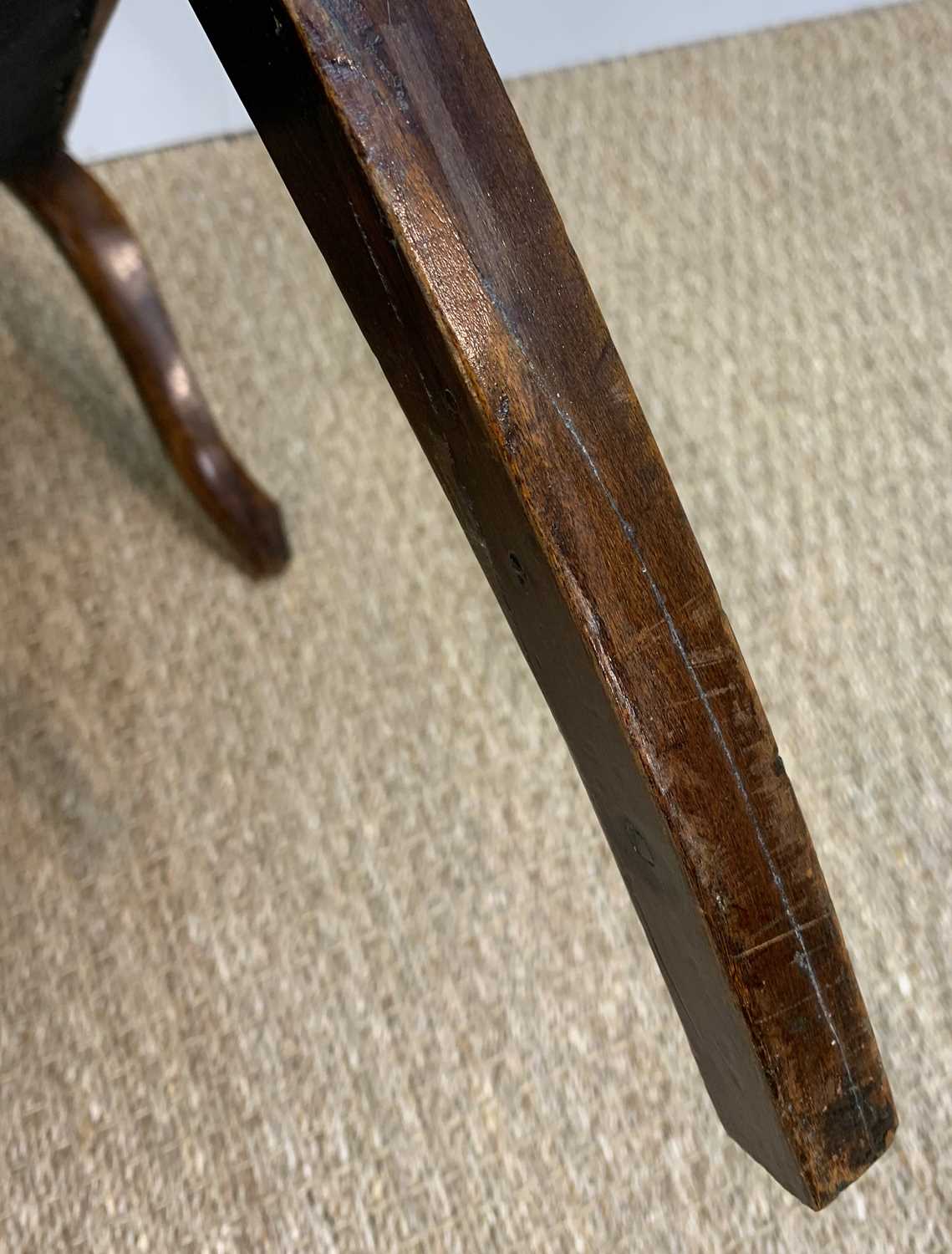 EDWARDIAN MAHOGANY SALON SETTEE, damask upholsery, shaped back with inlaid detail to frame, raised - Image 8 of 8