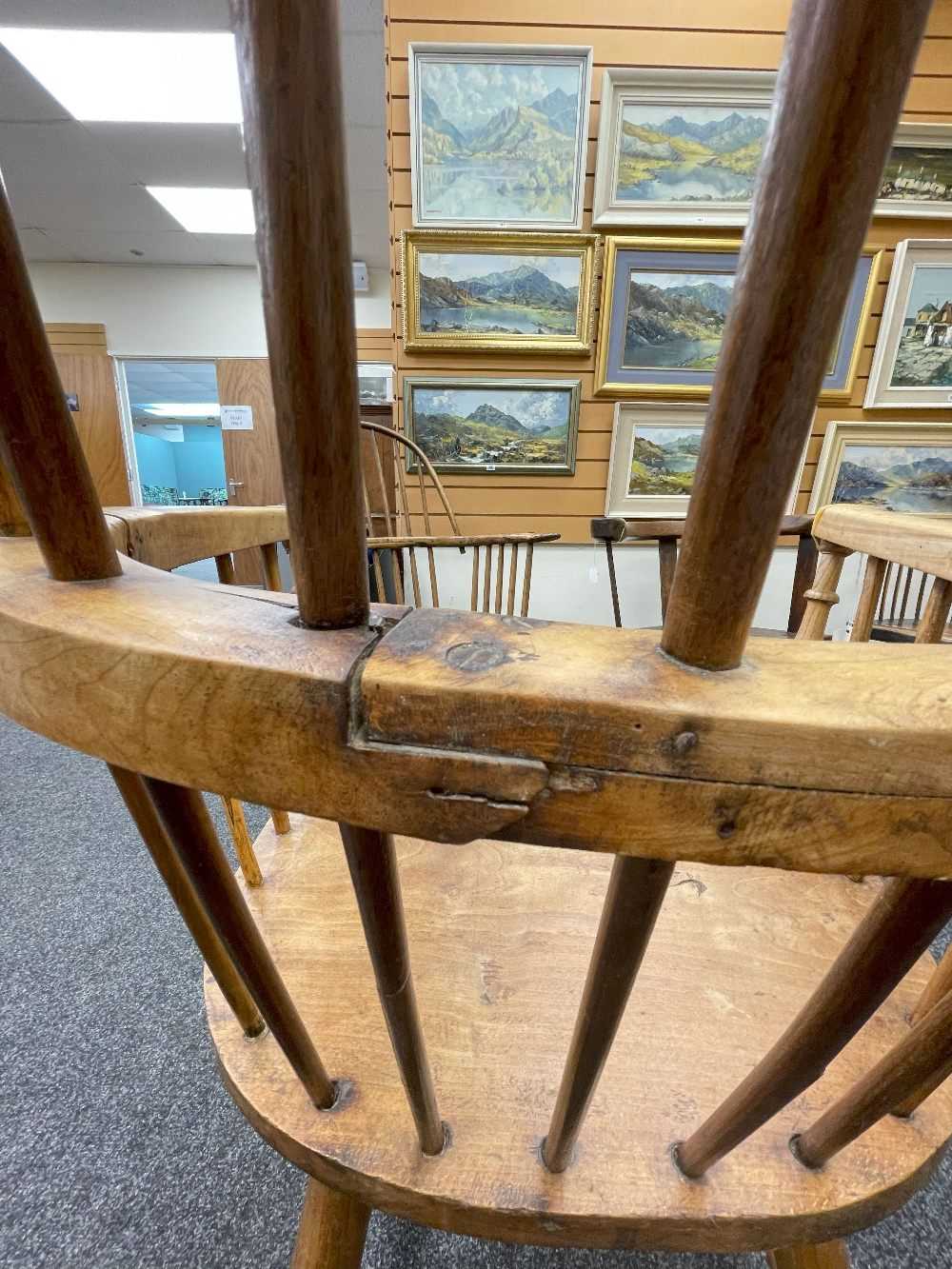 WELSH ELM AND ASH ARMCHAIR c. 1800, probably Swansea Valley, of 'lobster-pot' form, the back of - Bild 37 aus 46