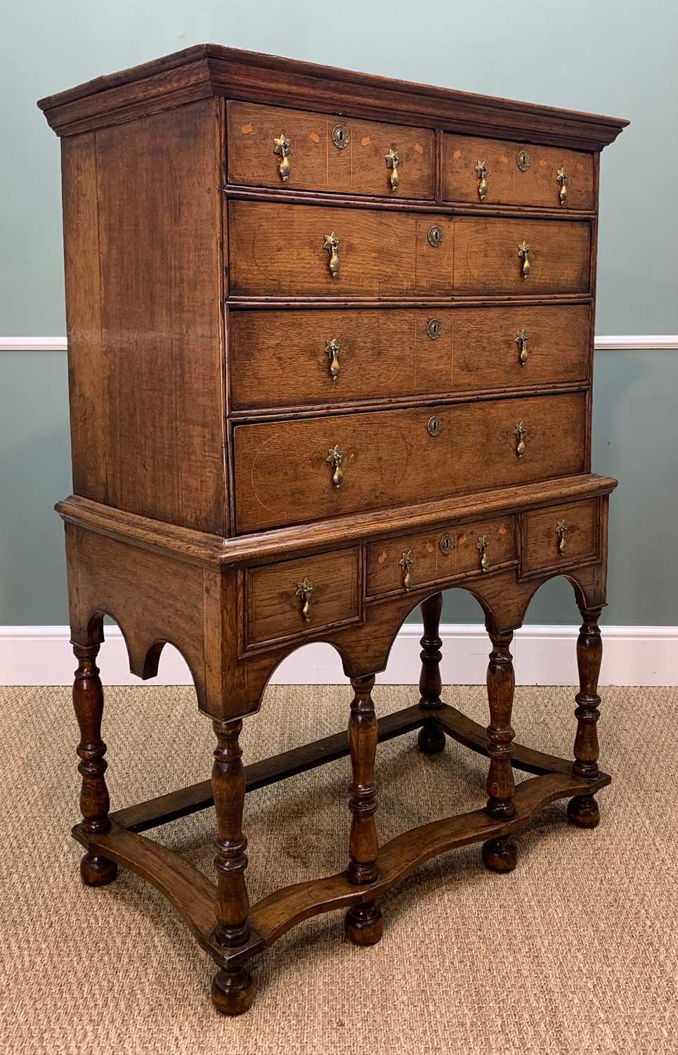 WELSH OAK INLAID CHEST ON STAND early 18th Century and later, Glamorgan, with double plank top - Bild 4 aus 7