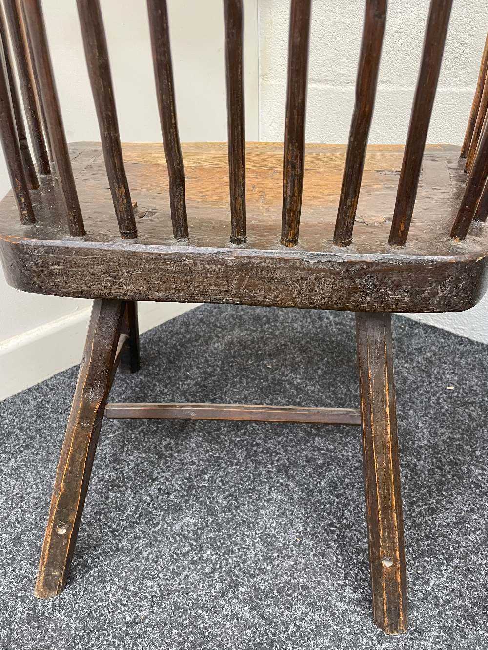 WELSH OAK & ASH COMB-BACK ARMCHAIR late 18th Century, Cardiganshire, the back of seven spindles - Bild 15 aus 50