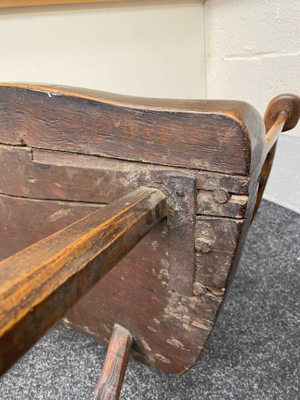 WELSH OAK & ASH COMB-BACK ARMCHAIR late 18th Century, Cardiganshire, the back of seven spindles - Bild 9 aus 50