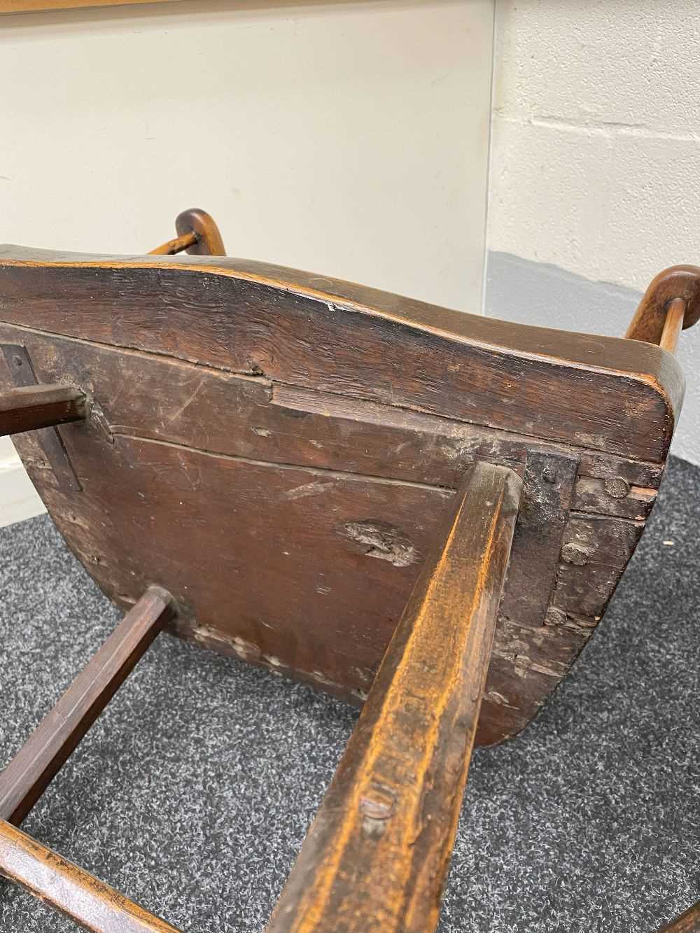 WELSH OAK & ASH COMB-BACK ARMCHAIR late 18th Century, Cardiganshire, the back of seven spindles - Bild 8 aus 50