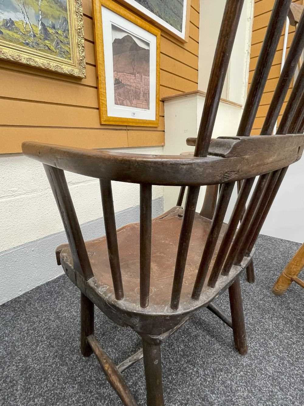 WELSH ELM & ASH COMB-BACK ARMCHAIR, circa 1800, probably Carmarthenshire, the back of seven spindles - Bild 20 aus 23