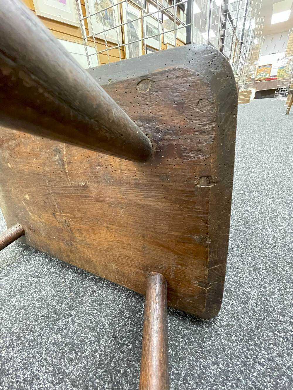 BELIEVED WELSH ELM & ASH ARMCHAIR late 18th Century, fourteen spindles below square shaped joined - Bild 21 aus 28