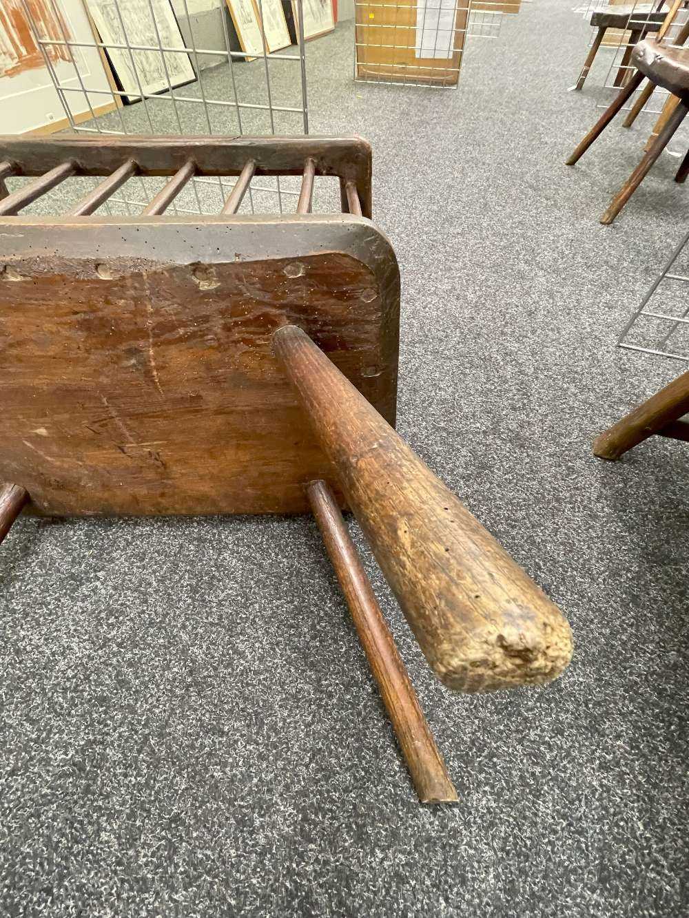 BELIEVED WELSH ELM & ASH ARMCHAIR late 18th Century, fourteen spindles below square shaped joined - Bild 24 aus 28