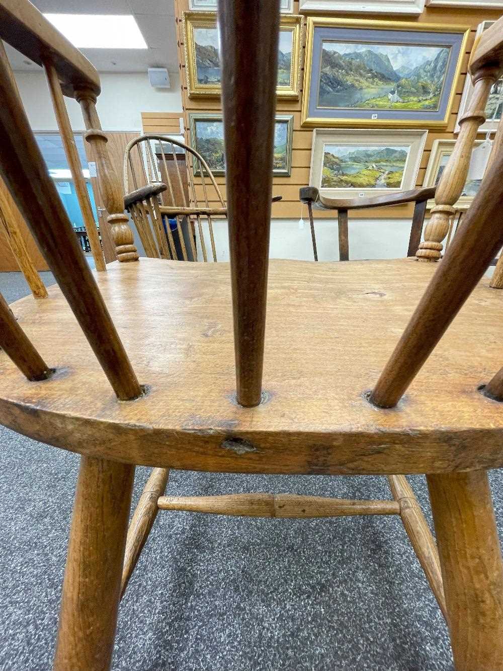 WELSH ELM AND ASH ARMCHAIR c. 1800, probably Swansea Valley, of 'lobster-pot' form, the back of - Bild 39 aus 46