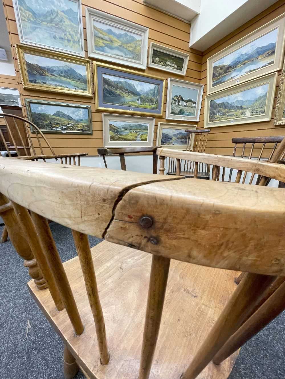 WELSH ELM AND ASH ARMCHAIR c. 1800, probably Swansea Valley, of 'lobster-pot' form, the back of - Bild 43 aus 46