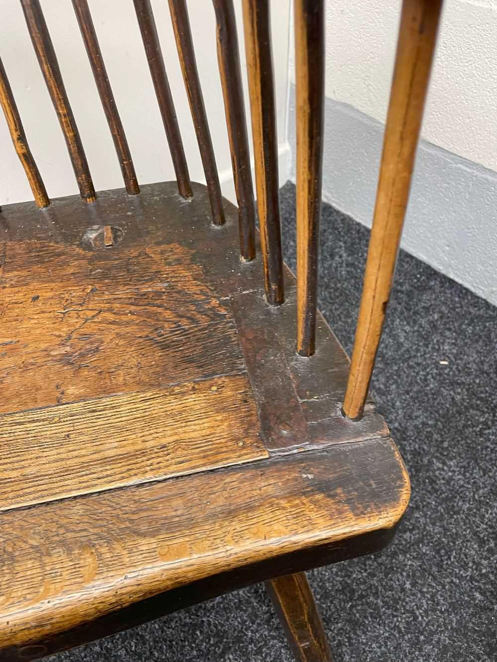 WELSH OAK & ASH COMB-BACK ARMCHAIR late 18th Century, Cardiganshire, the back of seven spindles - Bild 7 aus 50