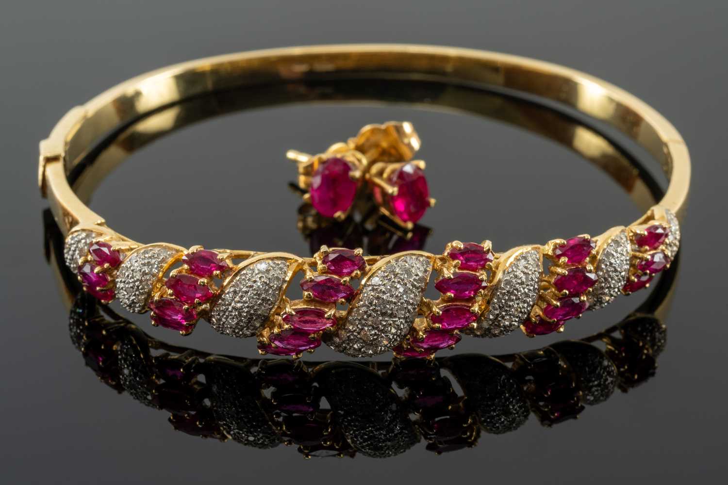 18CT GOLD RUBY & DIAMOND BANGLE, of graduating alternate row design, together with pair of yellow