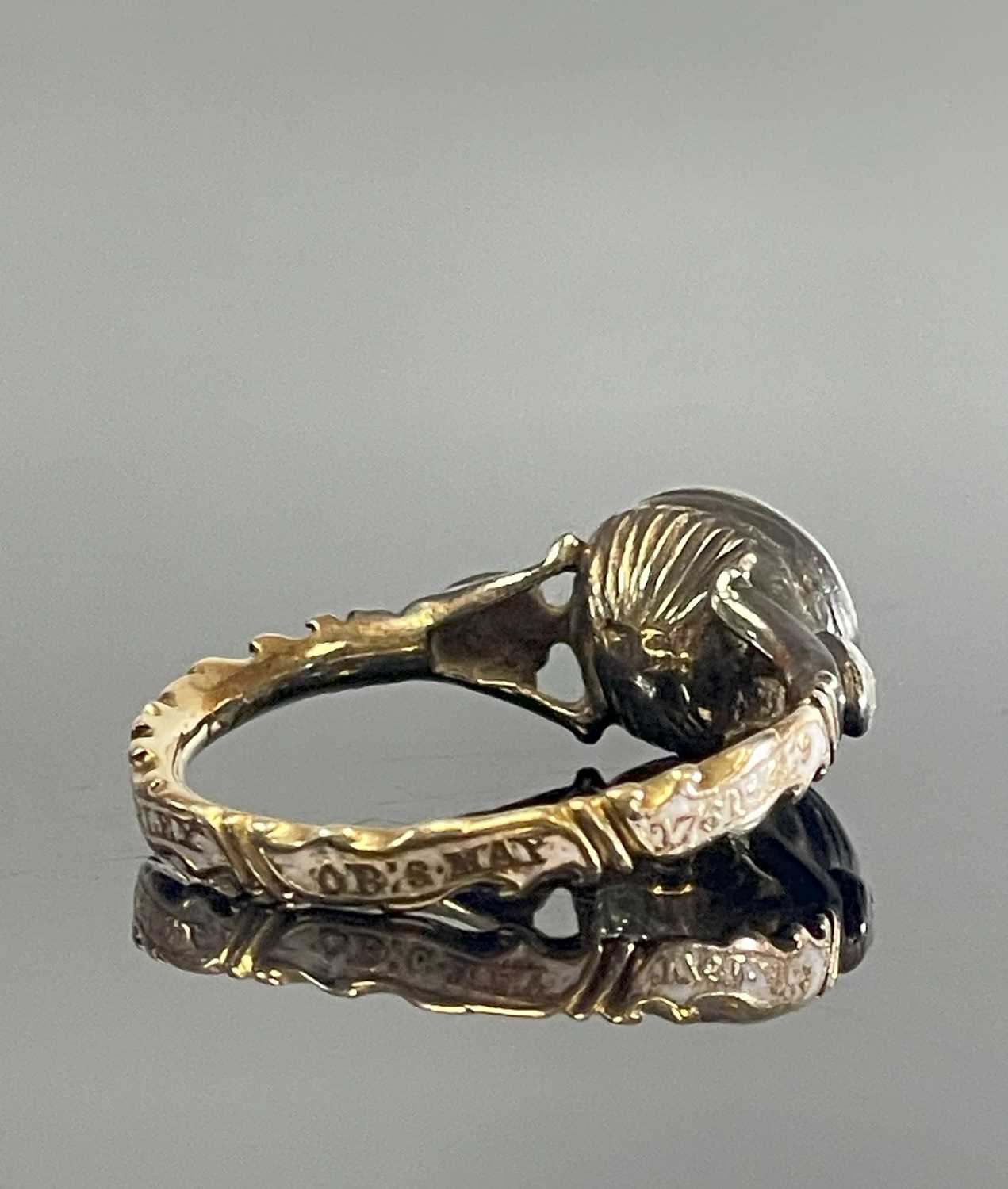 18TH CENTURY GOLD MOURNING RING, set with oval cut rock crystal and two rose cut diamond - Bild 3 aus 5
