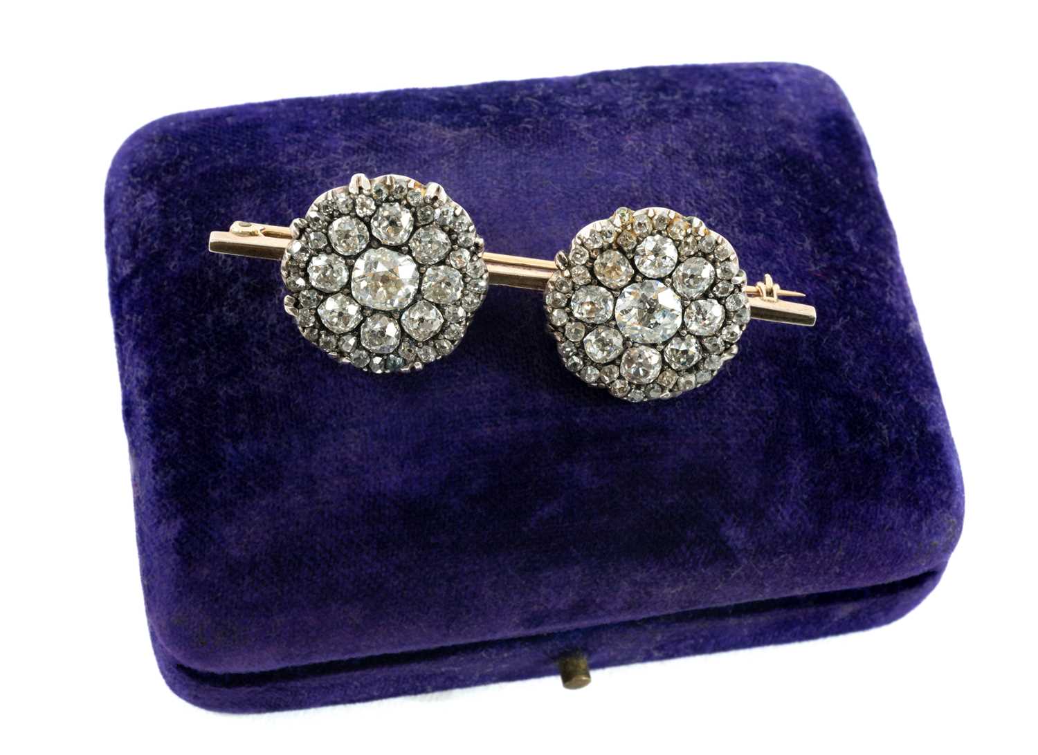 YELLOW METAL DOUBLE FLOWER HEAD DIAMOND BROOCH, each flower head encrusted with graduated old cut - Image 2 of 9