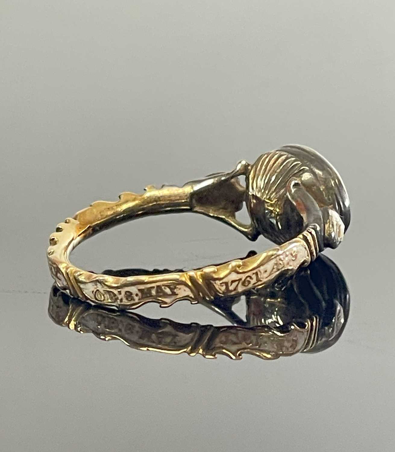 18TH CENTURY GOLD MOURNING RING, set with oval cut rock crystal and two rose cut diamond