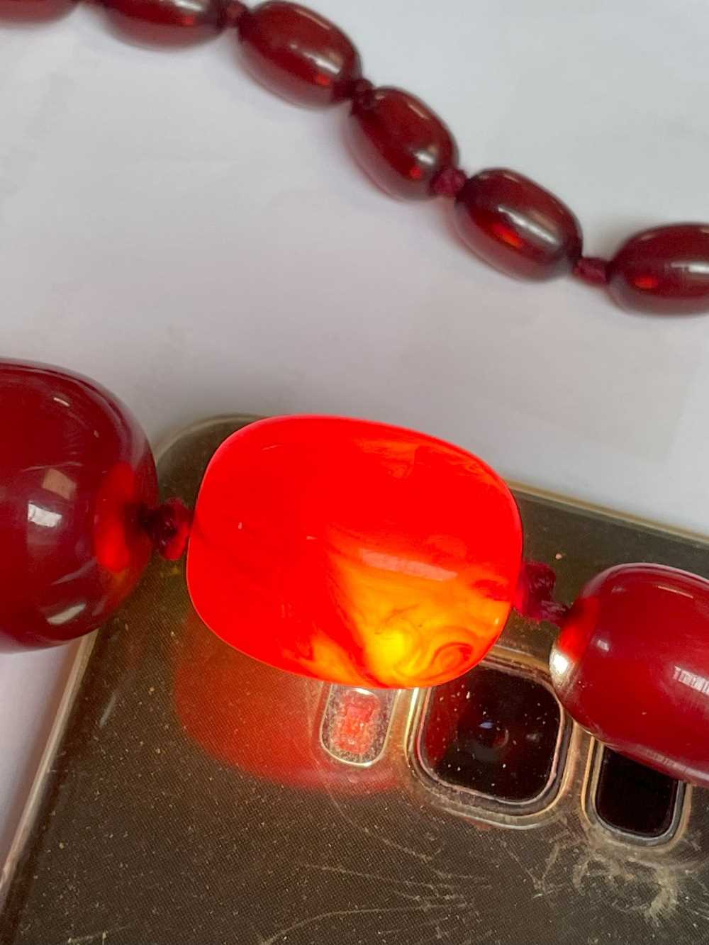 CHERRY RED AMBER BAKELITE GRADUATED BEAD NECKLACE, beads from 30mm to 13mm (w), appr. 102cm ( - Image 9 of 9