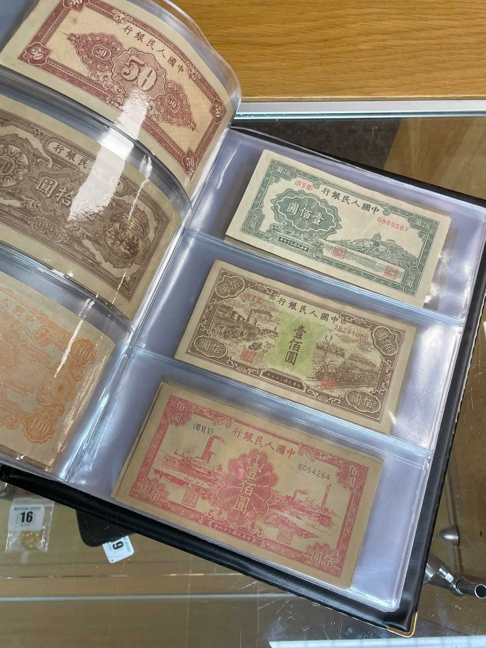 THREE ALBUMS OF WELL PRESENTED CHINESE BANK NOTES, predominantly mid 20th century, various - Bild 49 aus 68