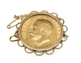 GEORGE V GOLD SOVEREIGN, 1911, in untested yellow metal brooch frame presumed 9ct gold, gross wt.