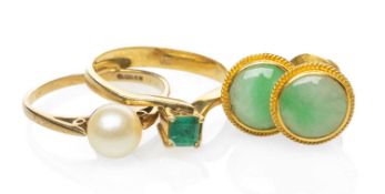 GROUP OF JEWELLERY comprising 18k gold emerald ring, 9ct gold Mikimoto pearl ring in box, pair of