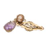 GOLD JEWELLERY comprising 9ct gold amethyst pendant, 9ct gold brooch and a 9ct gold cameo ring, 11.