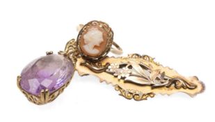 GOLD JEWELLERY comprising 9ct gold amethyst pendant, 9ct gold brooch and a 9ct gold cameo ring, 11.