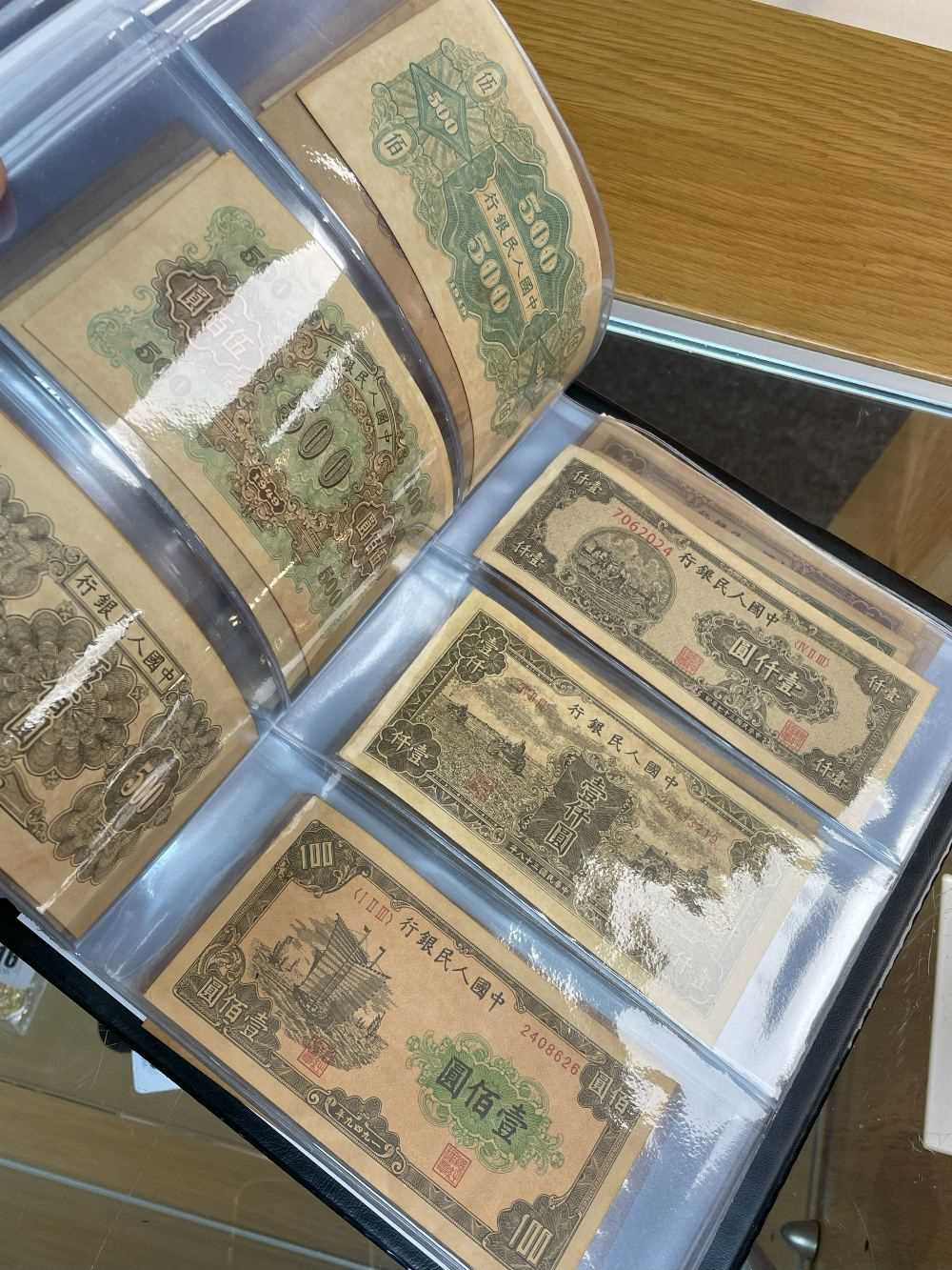 THREE ALBUMS OF WELL PRESENTED CHINESE BANK NOTES, predominantly mid 20th century, various - Bild 56 aus 68