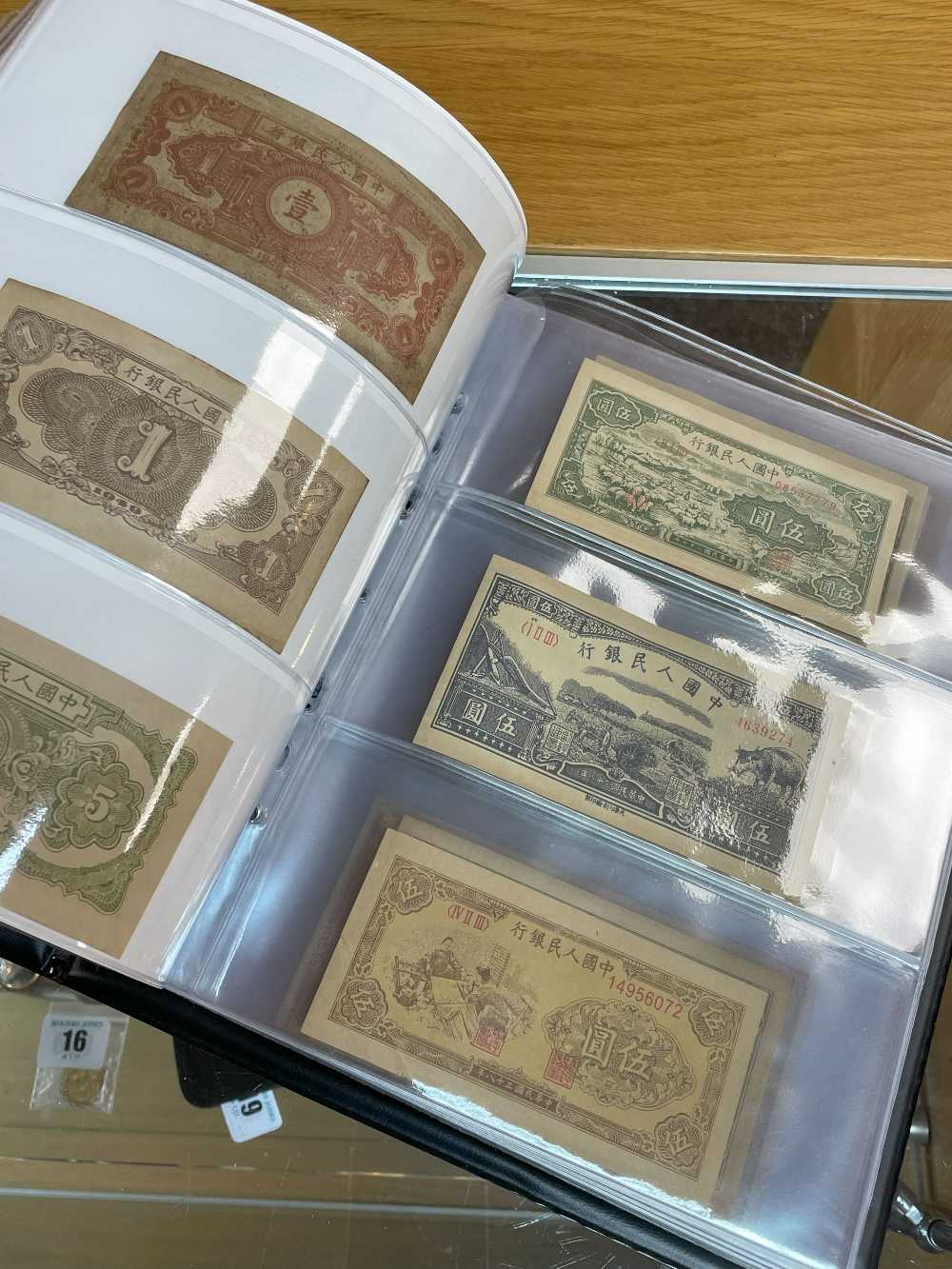 THREE ALBUMS OF WELL PRESENTED CHINESE BANK NOTES, predominantly mid 20th century, various - Bild 53 aus 68