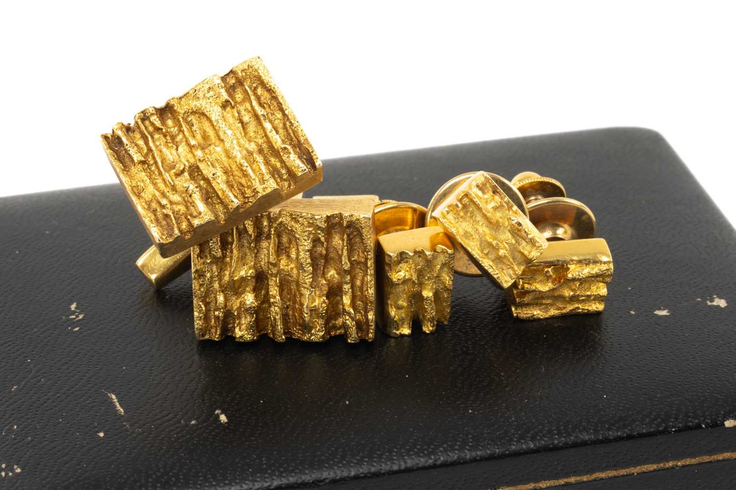 SUTE 18CT GOLD BARK EFFECT CUFFLNKS & SHIRT STUDS, block form with textured faces, leverback links