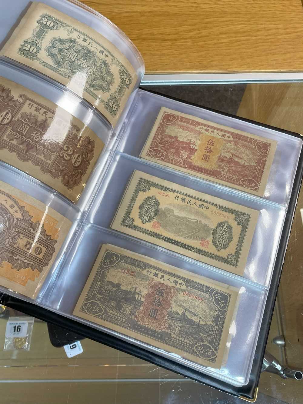 THREE ALBUMS OF WELL PRESENTED CHINESE BANK NOTES, predominantly mid 20th century, various - Bild 50 aus 68