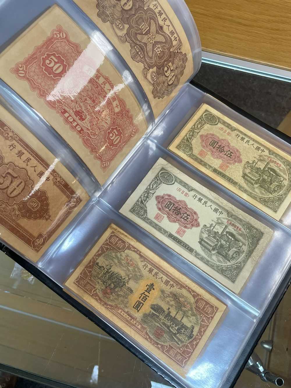 THREE ALBUMS OF WELL PRESENTED CHINESE BANK NOTES, predominantly mid 20th century, various - Bild 57 aus 68