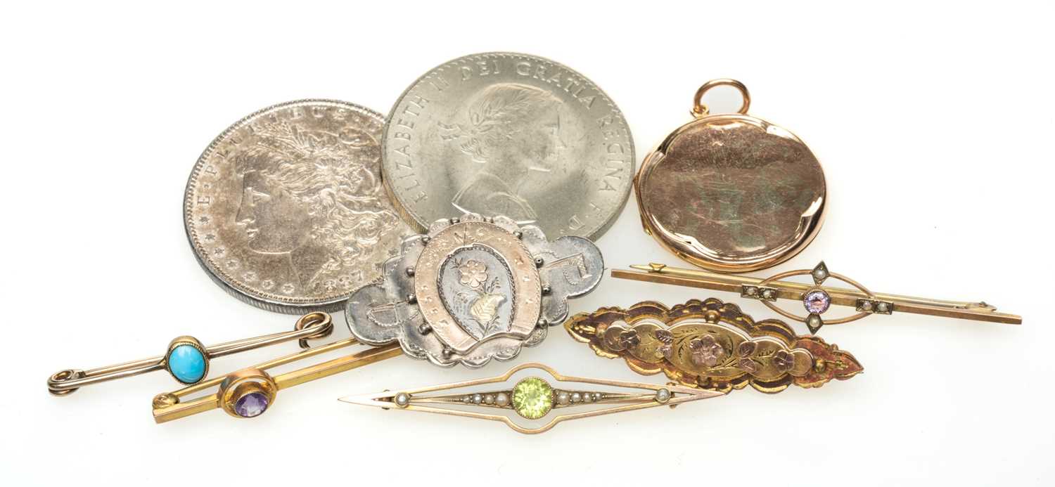 ASSORTED GOLD & SILVER BROOCHES & COINS, including 9ct peridot & seed pearl brroch, 9ct amethyst &