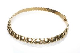 18KT GOLD NECKLACE, of circle and X alternating design, integrated box link clasp, 41.5cms long,