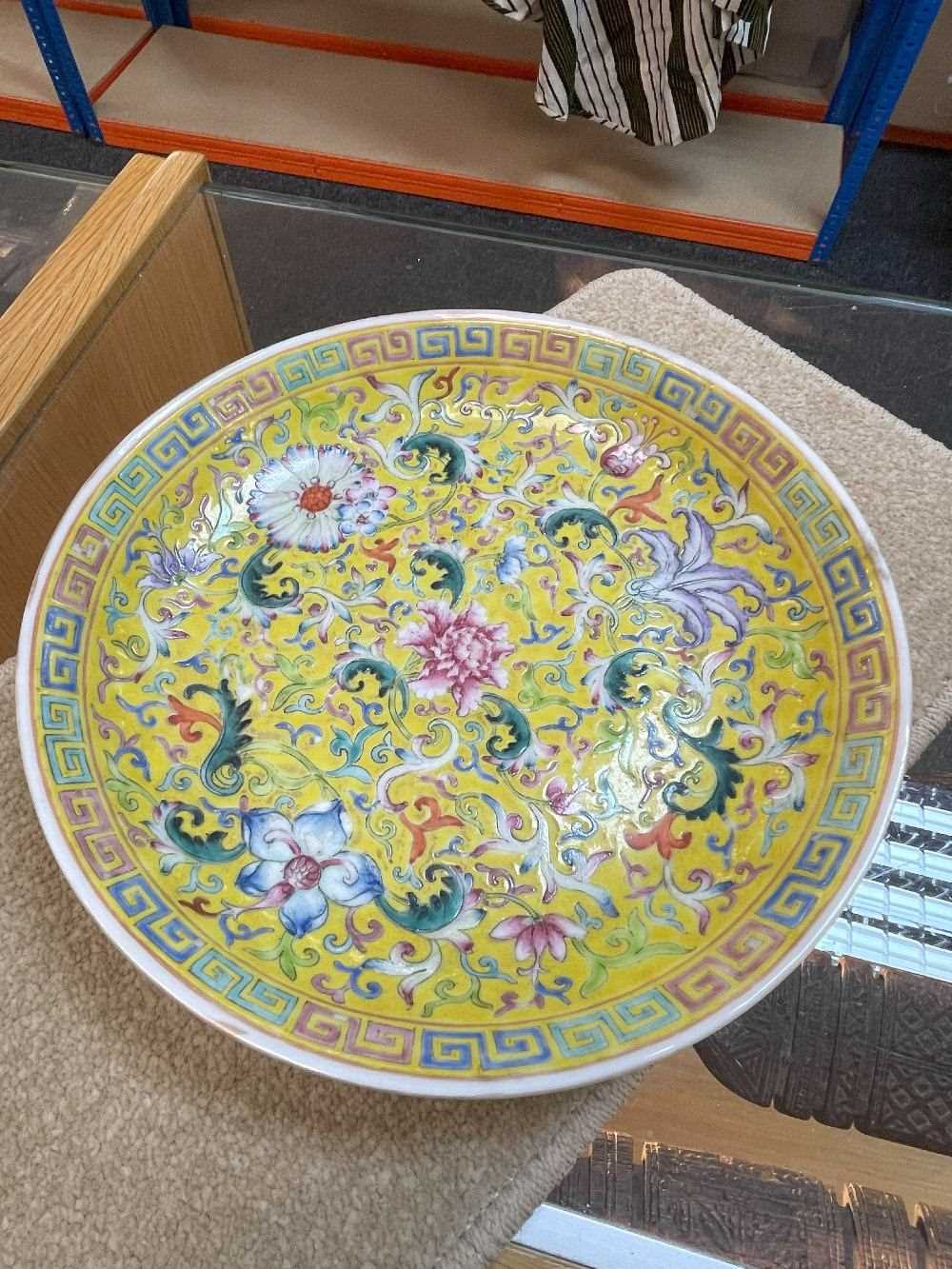 CHINESE FAMILLE ROSE SAUCER DISH, decorated with scrolling lotus, hibiscus, chrysanthemum etc. on an - Image 9 of 14