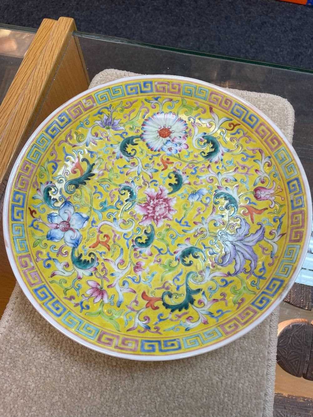 CHINESE FAMILLE ROSE SAUCER DISH, decorated with scrolling lotus, hibiscus, chrysanthemum etc. on an - Image 2 of 14