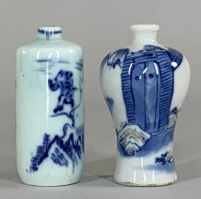 TWO CHINESE PORCELAIN SNUFF BOTTLES, including baluster copper red and blue and white bottle painted - Image 4 of 6