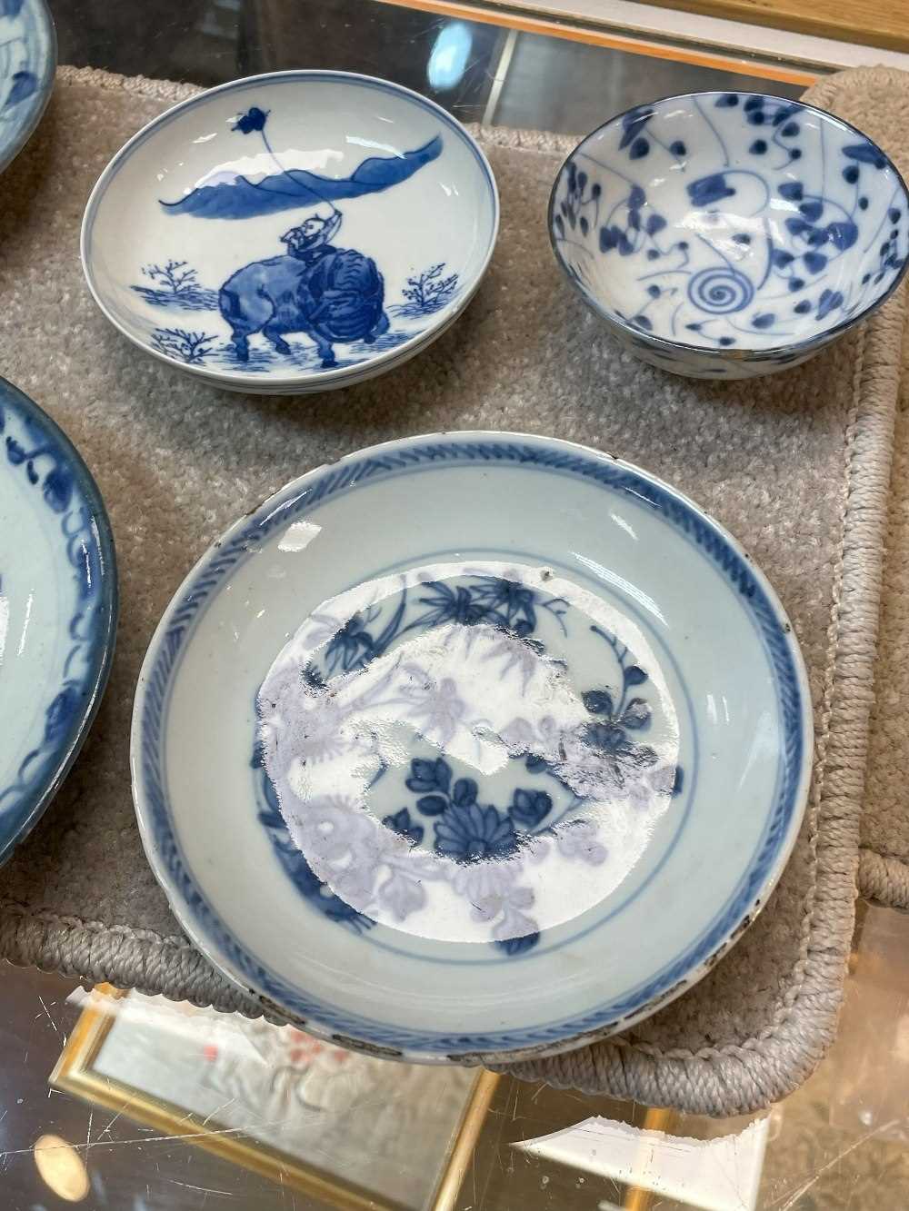 ASSORTED VIETNAMESE & CHINESE BLUE & WHITE PORCELAIN, including three saucers, two deep bowls and - Bild 21 aus 36
