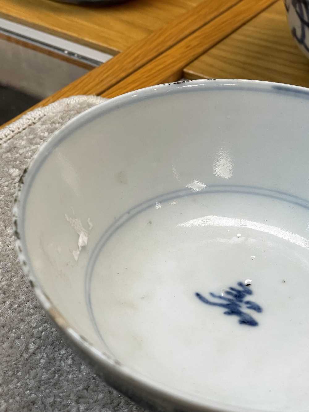 ASSORTED VIETNAMESE & CHINESE BLUE & WHITE PORCELAIN, including three saucers, two deep bowls and - Bild 4 aus 36