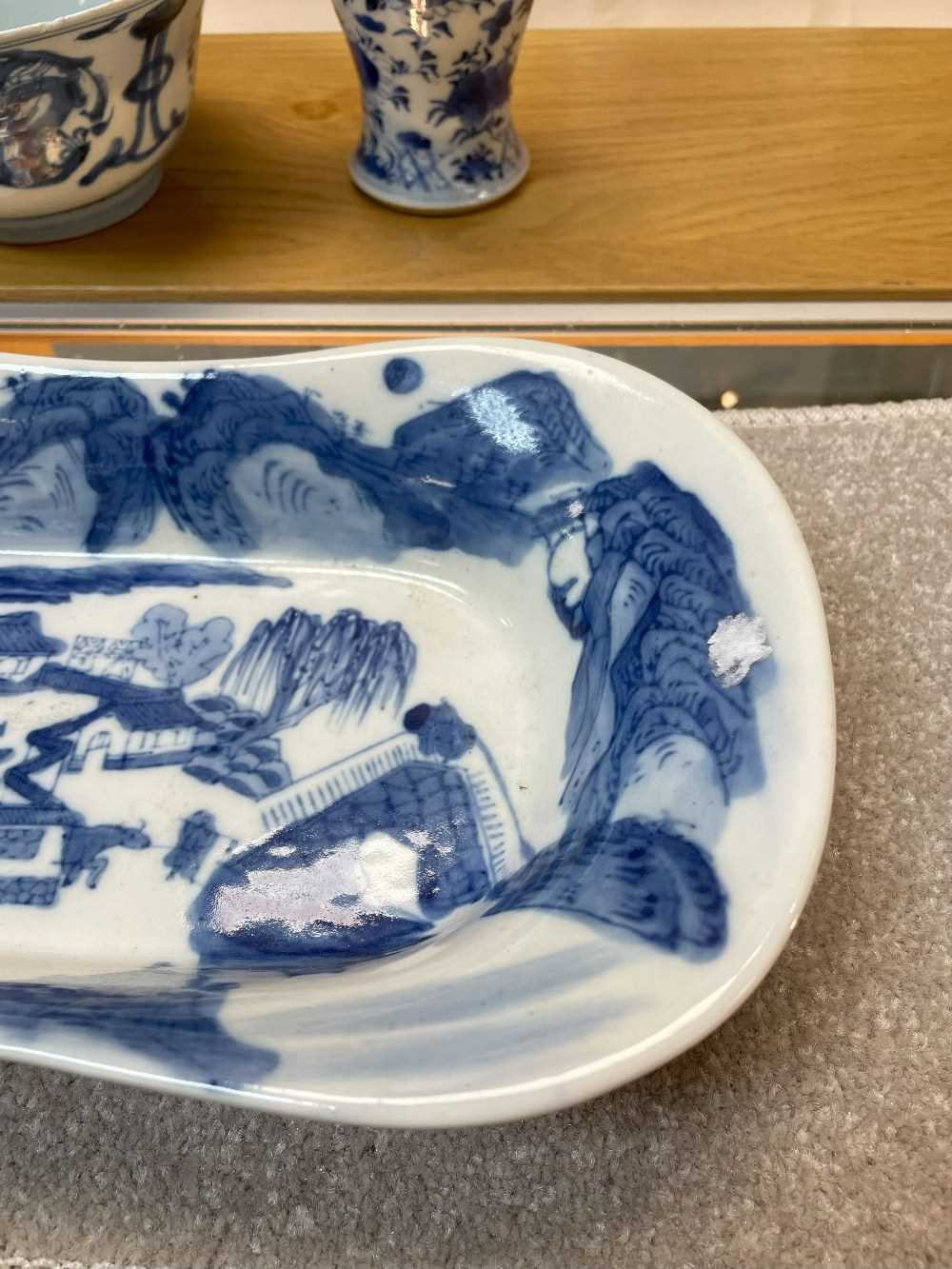 ASSORTED VIETNAMESE & CHINESE BLUE & WHITE PORCELAIN, including three saucers, two deep bowls and - Bild 25 aus 36