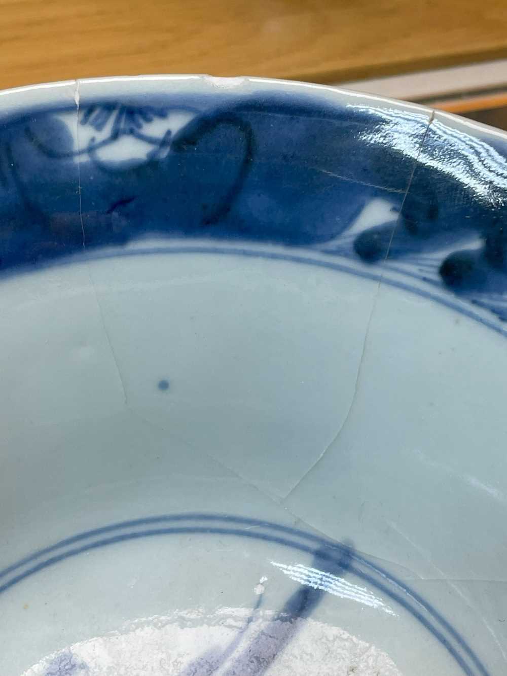 ASSORTED VIETNAMESE & CHINESE BLUE & WHITE PORCELAIN, including three saucers, two deep bowls and - Image 20 of 36