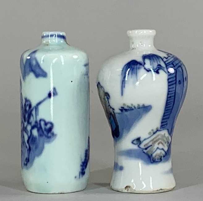 TWO CHINESE PORCELAIN SNUFF BOTTLES, including baluster copper red and blue and white bottle painted - Image 5 of 6