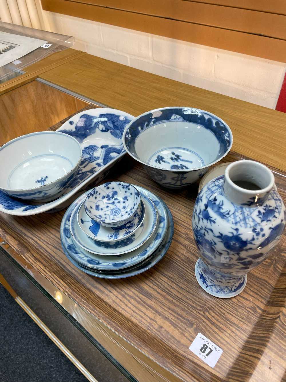 ASSORTED VIETNAMESE & CHINESE BLUE & WHITE PORCELAIN, including three saucers, two deep bowls and - Bild 18 aus 36
