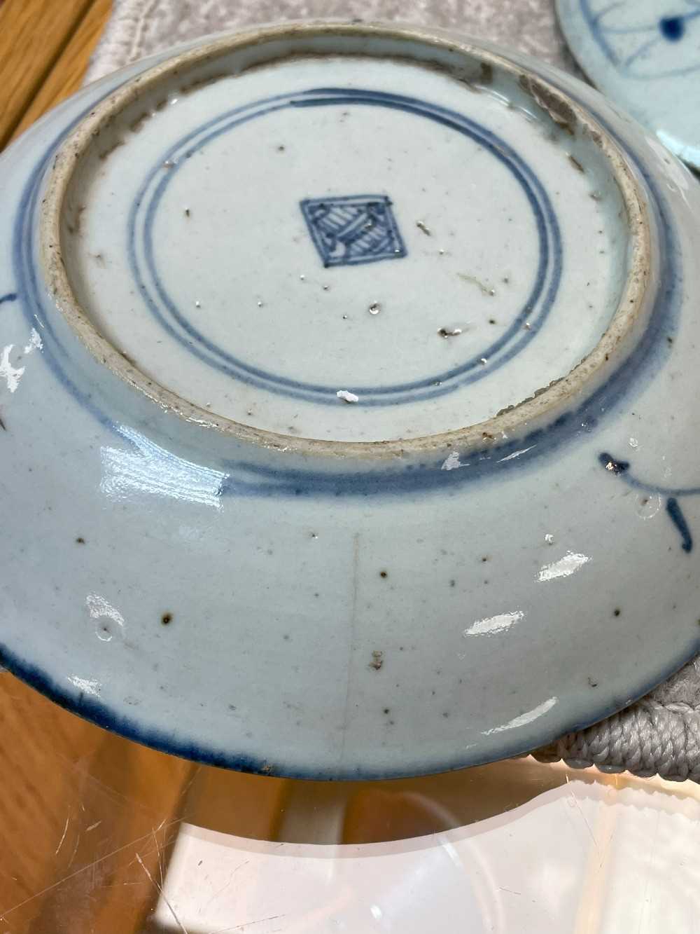 ASSORTED VIETNAMESE & CHINESE BLUE & WHITE PORCELAIN, including three saucers, two deep bowls and - Bild 14 aus 36