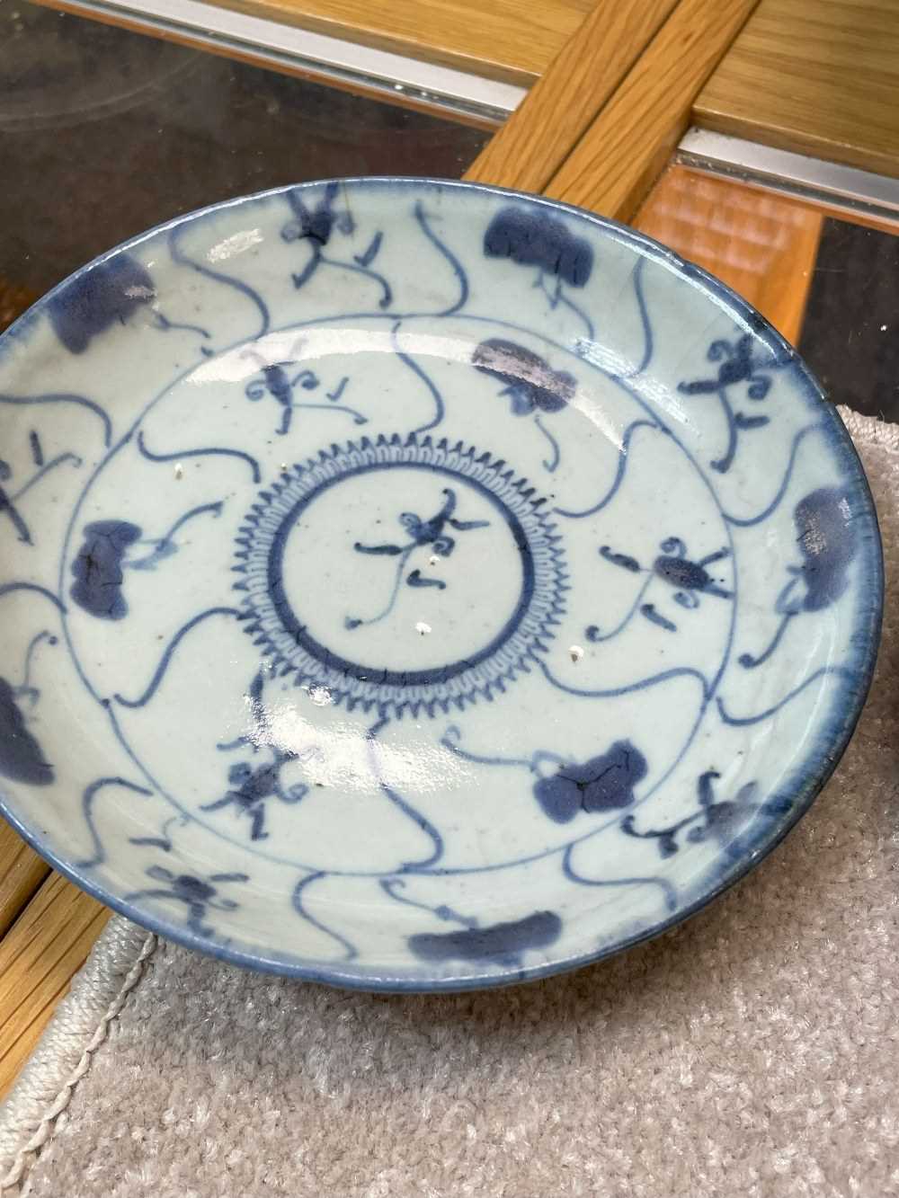 ASSORTED VIETNAMESE & CHINESE BLUE & WHITE PORCELAIN, including three saucers, two deep bowls and - Bild 12 aus 36