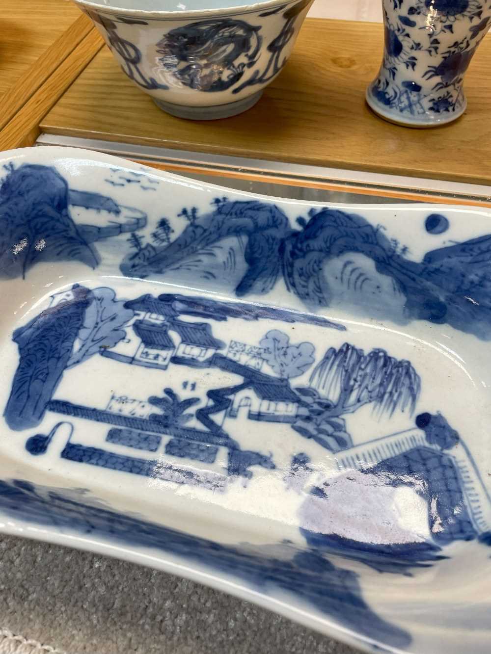 ASSORTED VIETNAMESE & CHINESE BLUE & WHITE PORCELAIN, including three saucers, two deep bowls and - Image 28 of 36